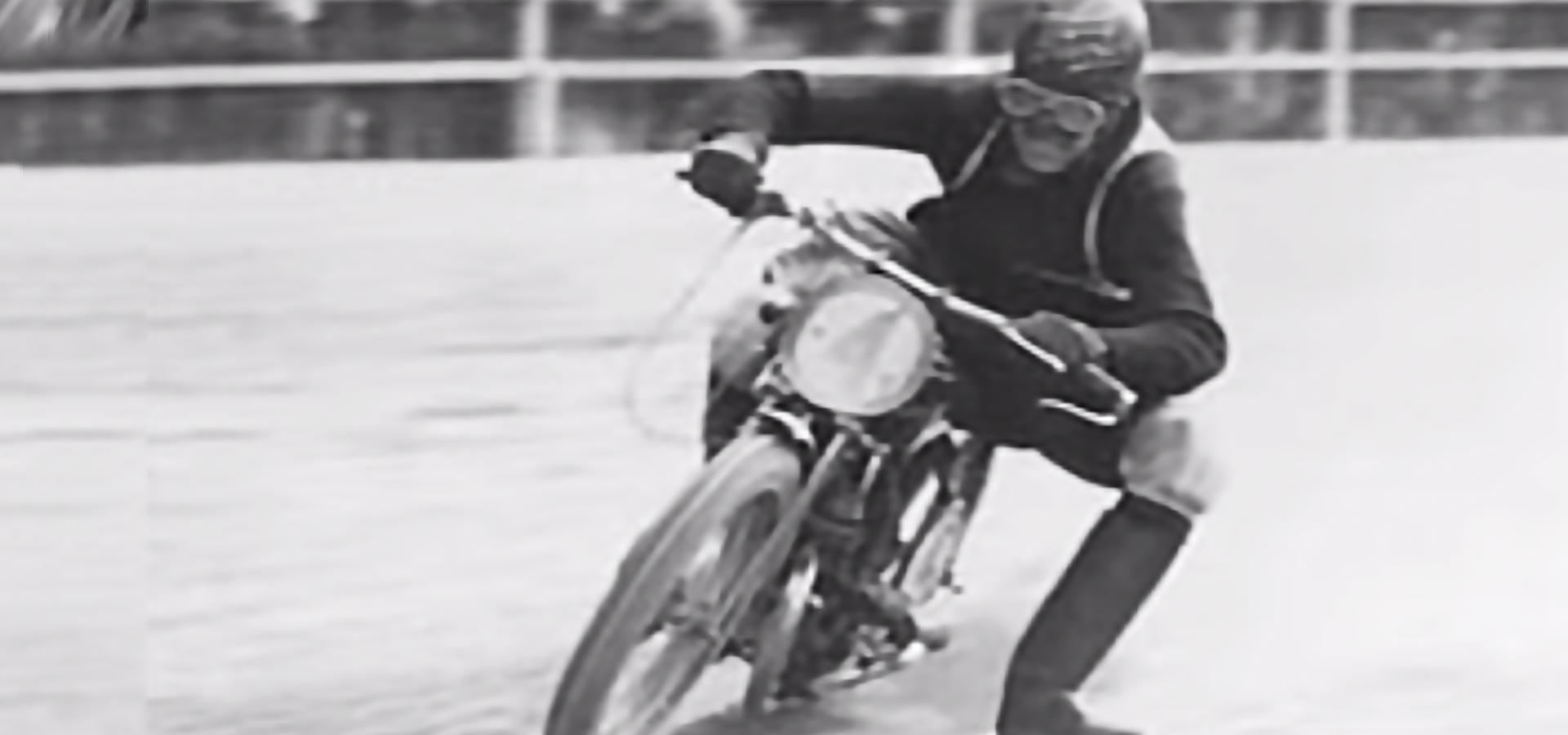 Giovane Karl Abarth in piega con una moto durante una gara